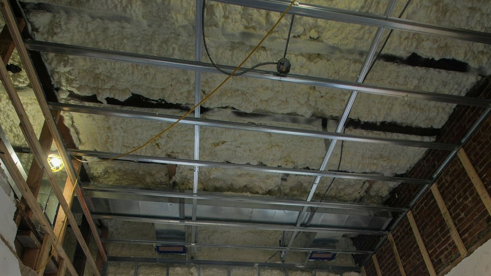 Ossature métallique posée sous l'isolant, dans un plateau en cours de rénovation