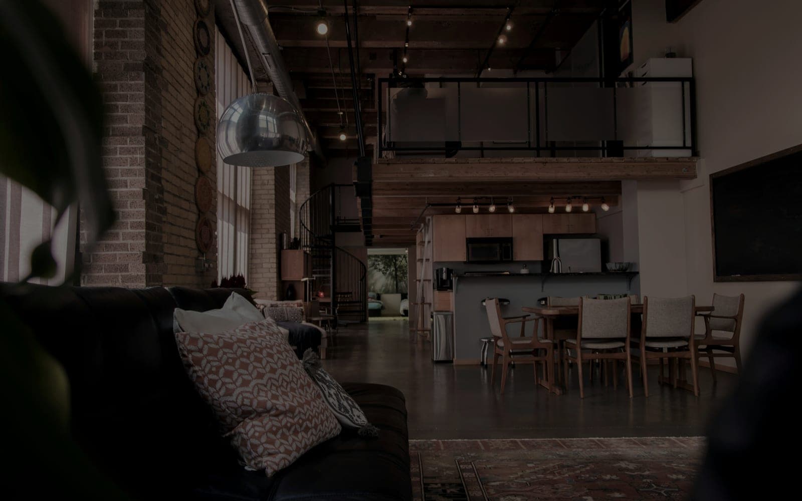Loft livré : volume ouvert, mezzanine métallique et grande hauteur sous plafond