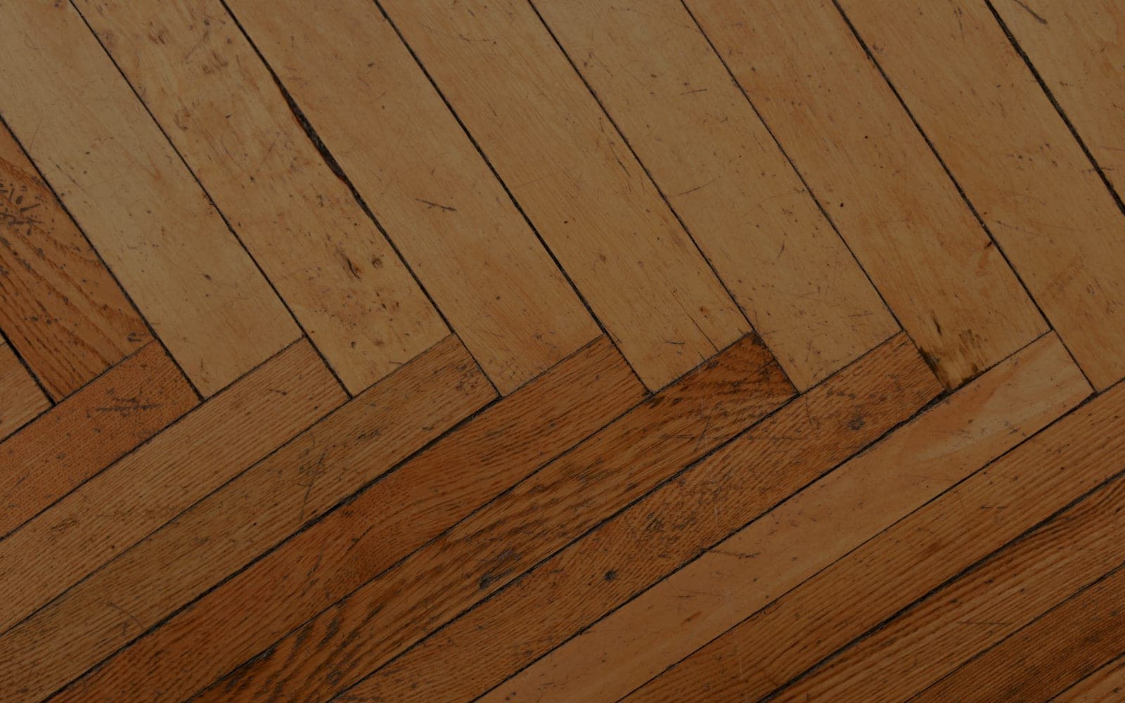 Parquet en chevrons restauré, avant remise en teinte