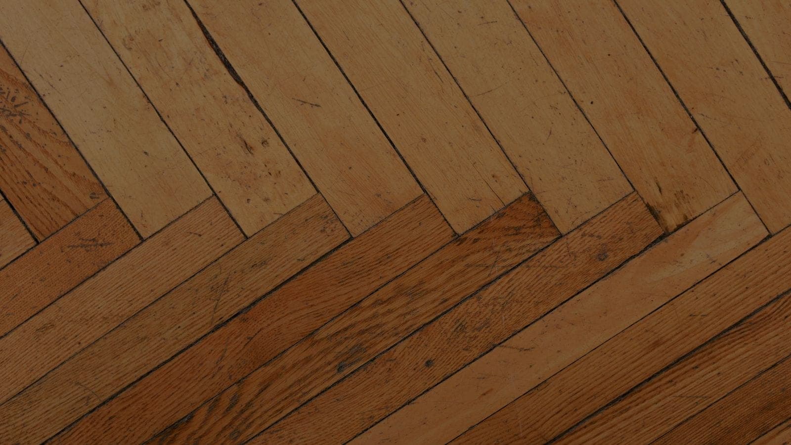 Parquet ancien en chêne massif posé à bâtons rompus, poncé et remis en teinte, veinage et nœuds apparents
