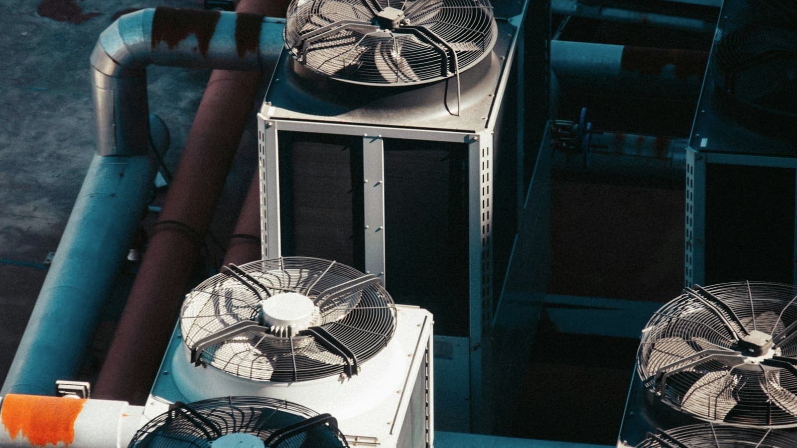 Groupes extérieurs de climatisation installés en toiture d'un immeuble et leurs réseaux