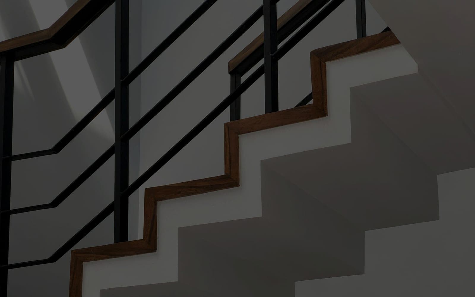 Cage d'escalier remise en état, garde-corps métallique et enduits repris