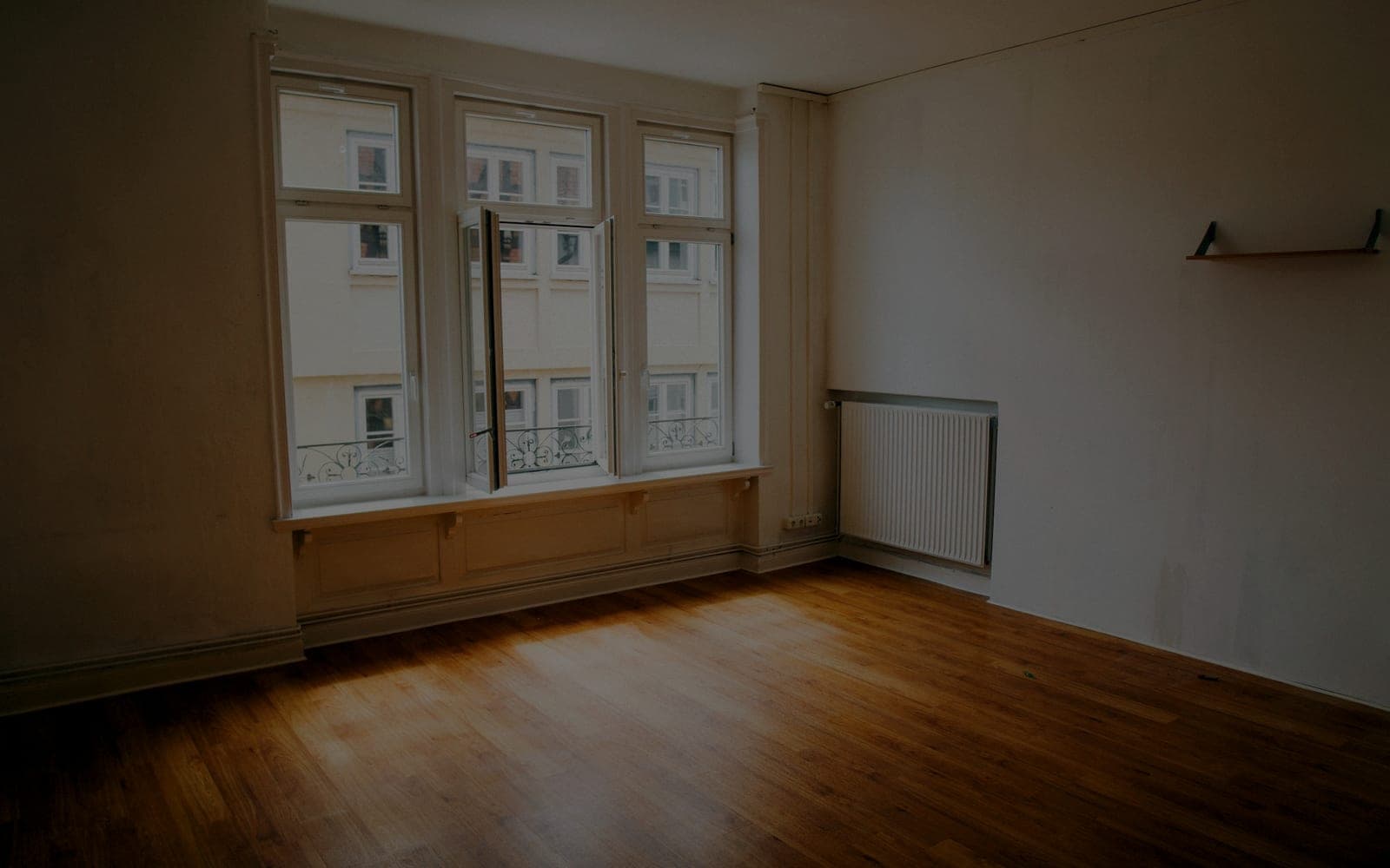 Lot livré : parquet remis en état, murs repris, fenêtres neuves
